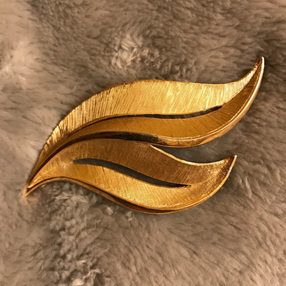 Vintage leaf pin brushed golden textured finish.